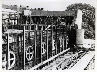 Frydecki Andrzej, Porębowicz Stefan, Dom Żołnierza Polskiego we Lwowie. Fotografia gmachu w trakcie budowy